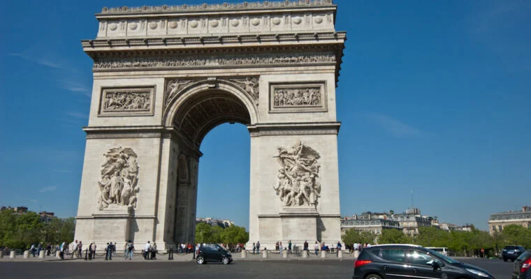 Descubre la impresionante belleza del Arco del Triunfo en París, Francia