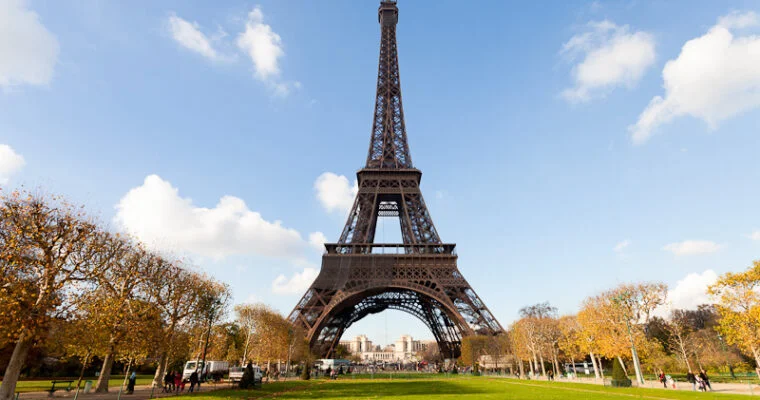 Descubre la majestuosa Torre Eiffel, ícono de París en Francia