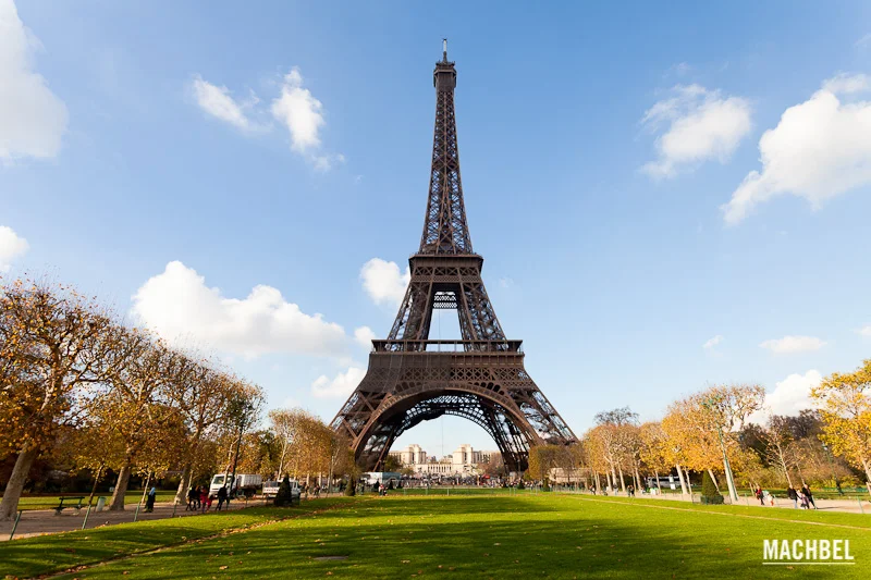 Descubre la majestuosa Torre Eiffel, ícono de París en Francia