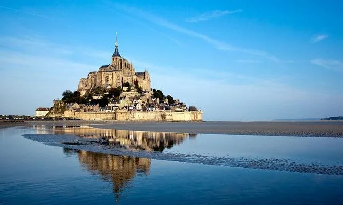 Descubre la majestuosidad de Mont Saint-Michel en Francia: guía turística completa