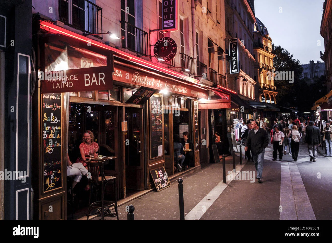 Descubre la vibrante vida nocturna del Barrio Latino en París en Francia